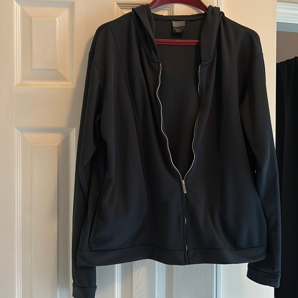 Nike Women’s zip up lightweight jacket